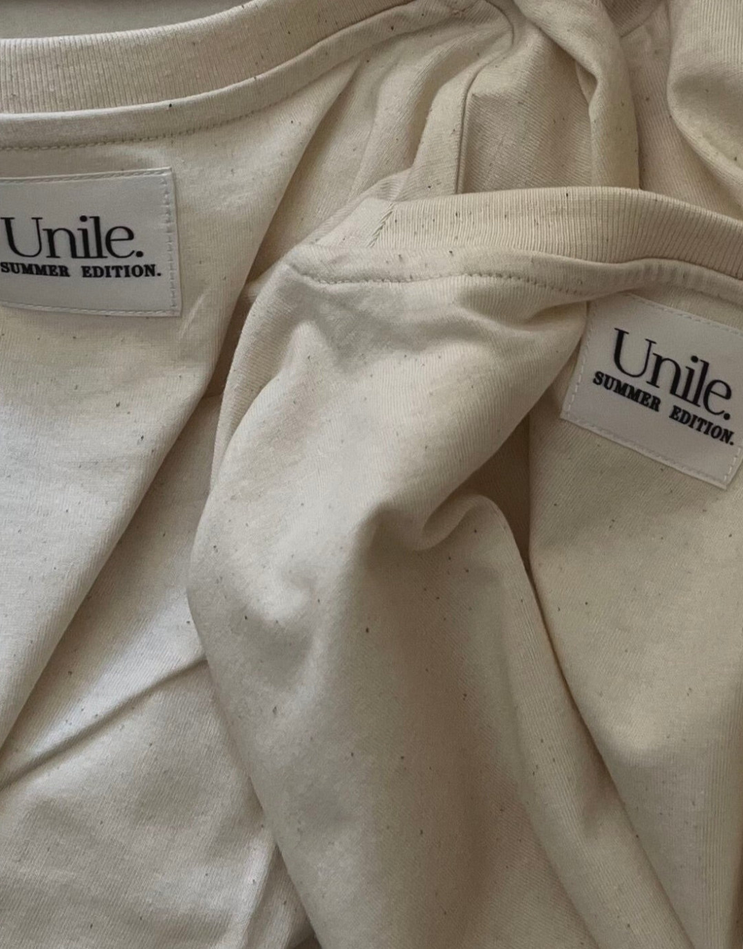 T-shirt Self-care Club™ étiquettes satin marque Unile brodées.