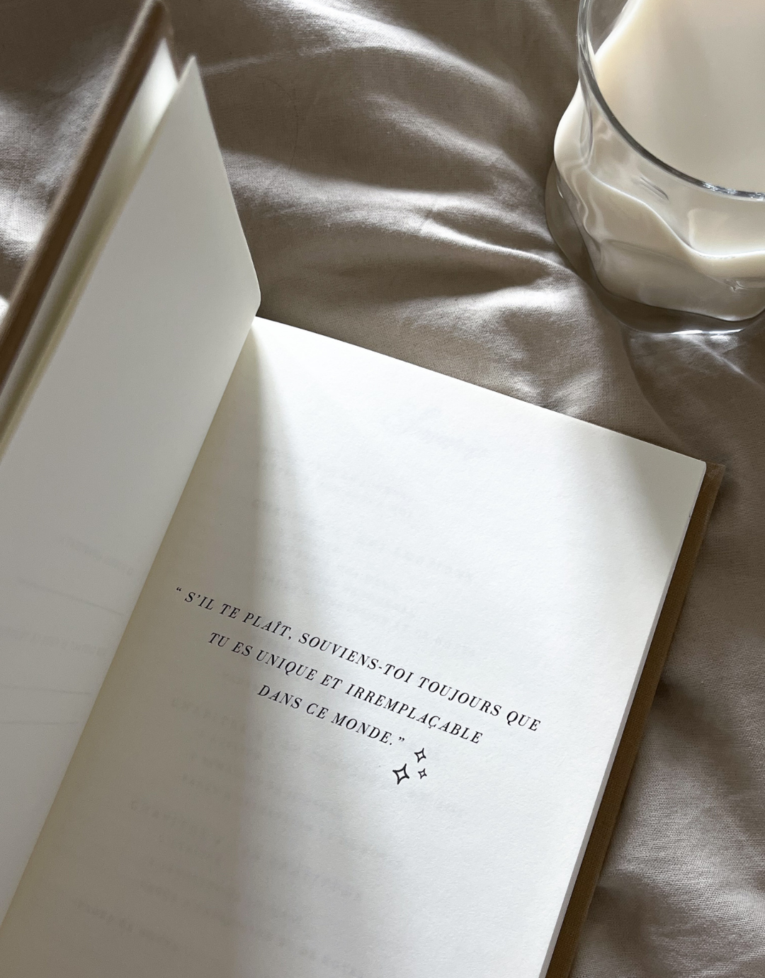 Page du journal enfants Unile avec une citation inspirante et un verre de lait.
