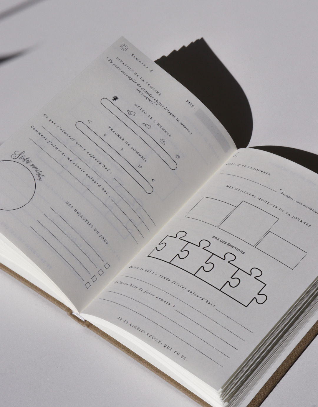 Page de journaling pour enfants Unile prise en diagonale, avec une ombres en forme d'aile symbolisant l'épanouissement de soi.