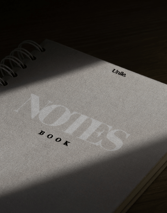 LE notebook - unile.selfcare détails de la couverture du notebook avec jeux de textures, gravures et d'ombres