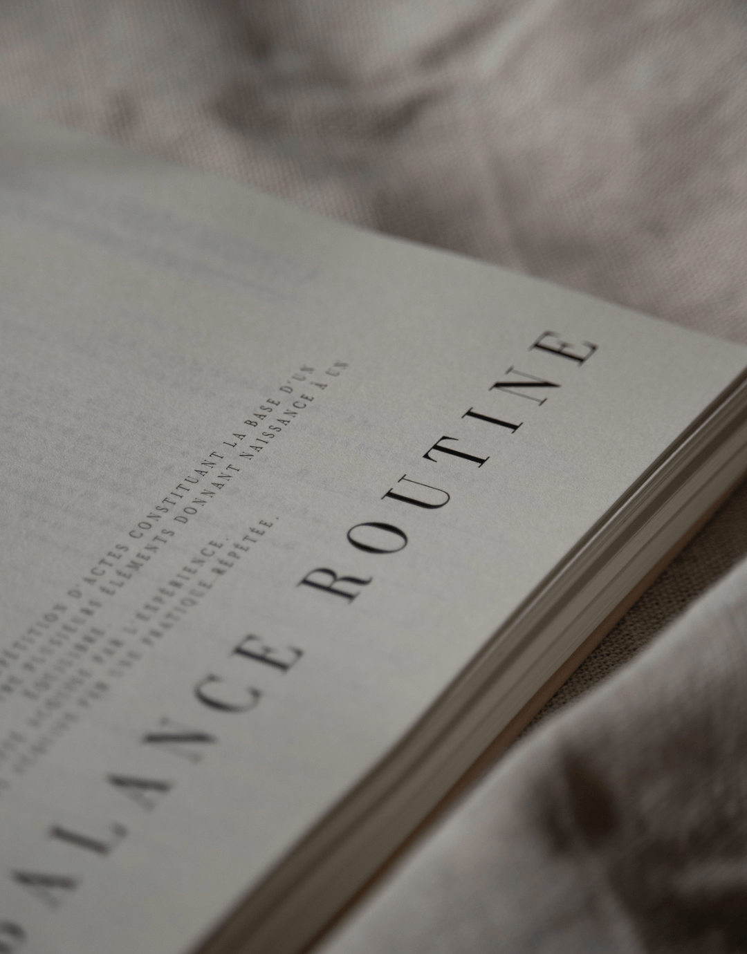 LE planner -version gold - unile.selfcare la page du chapitre routine du planner posé sur des draps