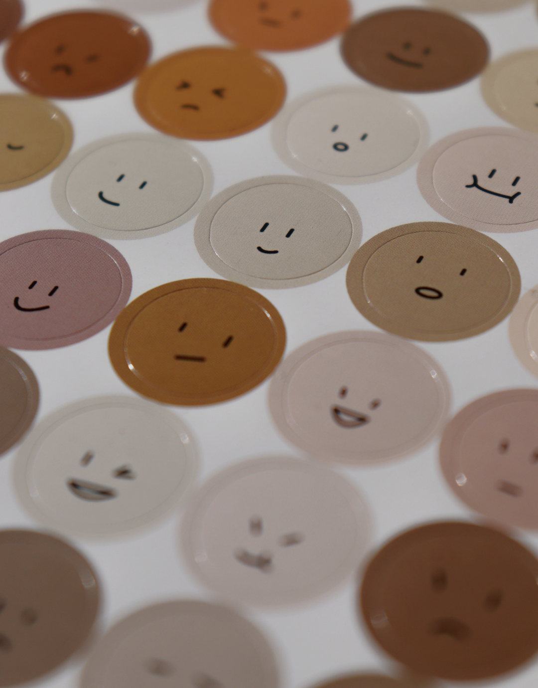 Zoom sur les stickers d'humeur Unile pour personnaliser le journal et exprimer ses émotions.