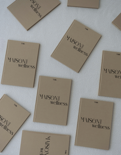 Photo des books Unile x Maison Of(f) Wellness posés sur fond blanc.