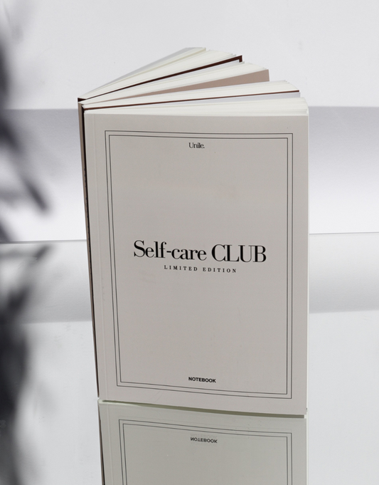 Notebook self-care club Unile sur fond miroir et ombres d'été