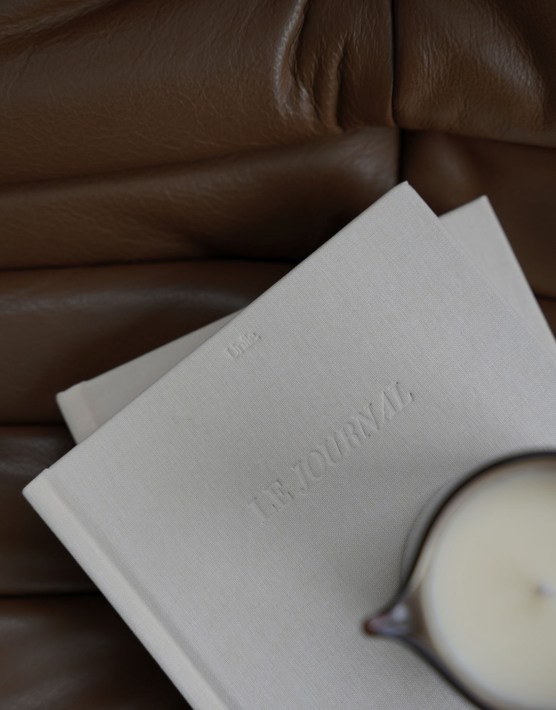 Coffret journaling Unile et bougie de soin corporel Sense dans les idées cadeaux pour femmes.