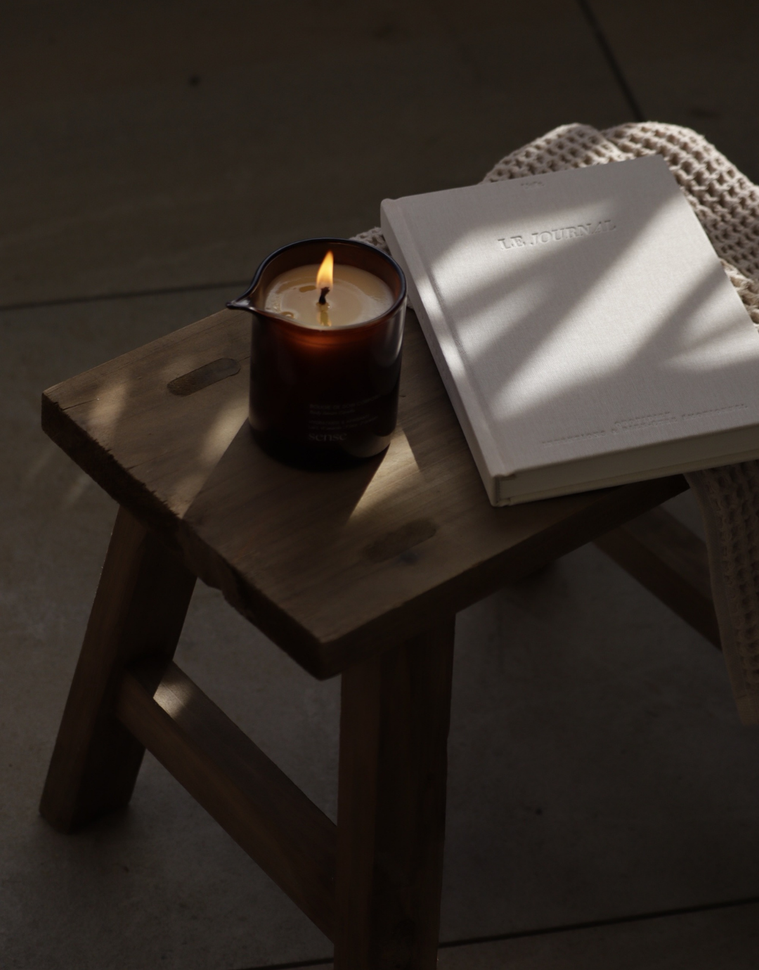 Coffret cadeau journal d'écriture Unile et bougie de soin corporel Sense.