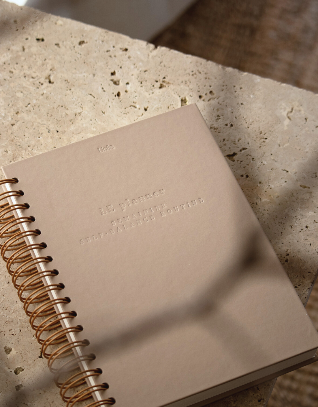 Planner féminin beige à spirales dorées Unile.