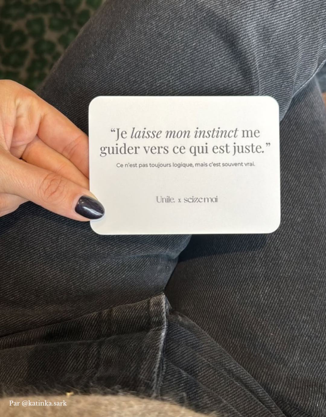 Cartes d'affirmations unile conçue pour guider les femmes avec des mantras puissants et positifs.