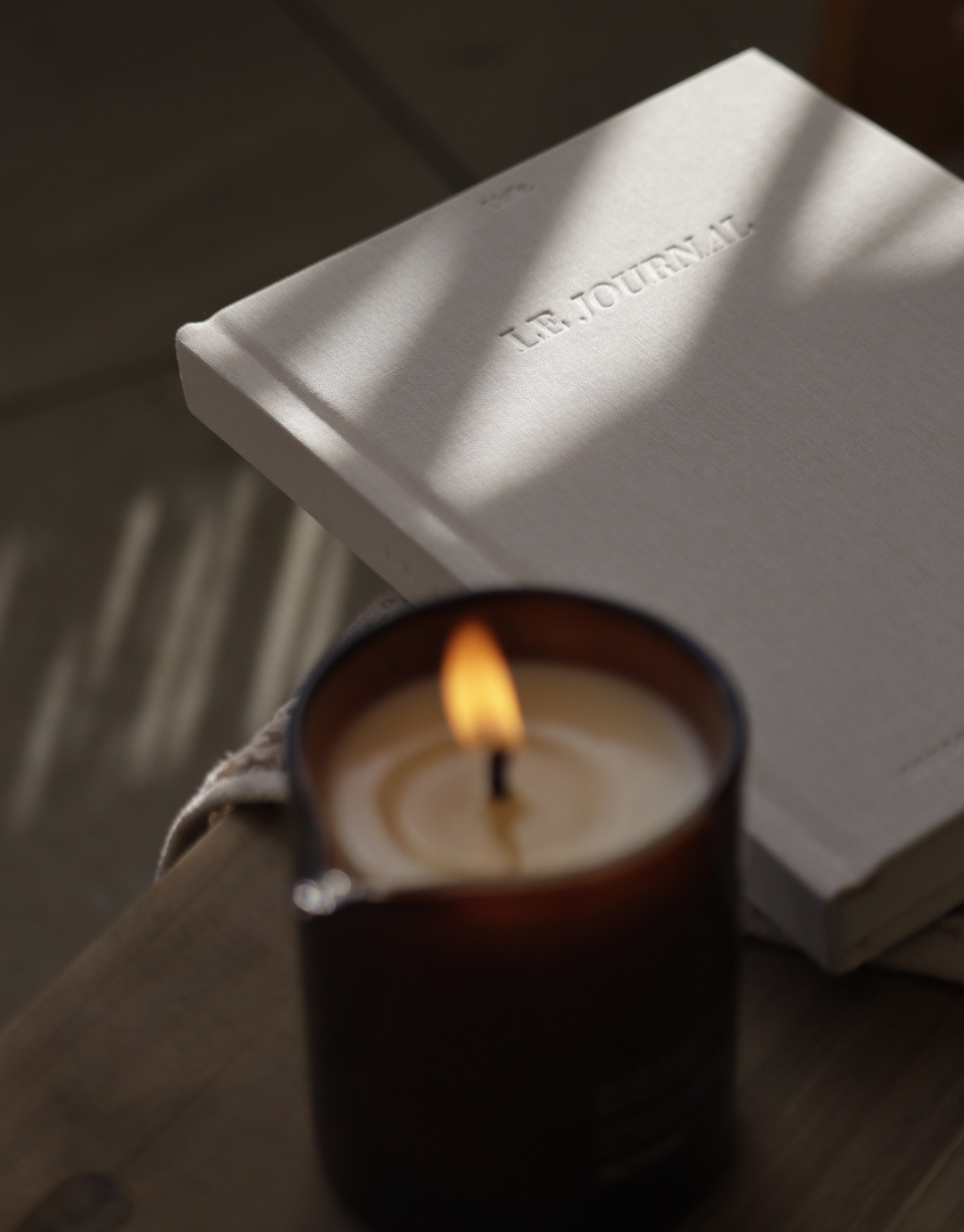 Journal Unile en coloris cream et la bougie fleur d'oranger Sense dans un duo en promotion.