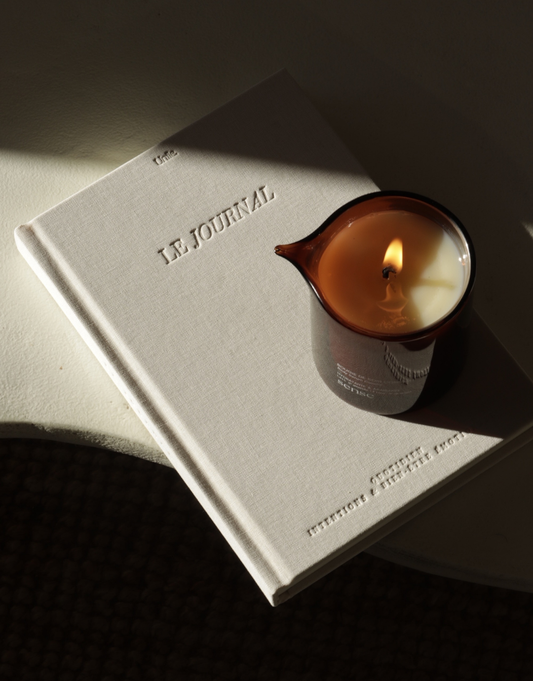 Coffret cadeau avec le journal Unile et la bougie de soin Sense.