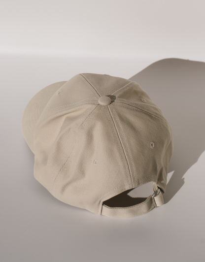 Casquette Self-care Club™ beige avec fermeture ajustable métallique.