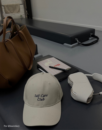 Casquette Self-care Club beige lettrage brodé avant cours de pilates par Laure Dary.
