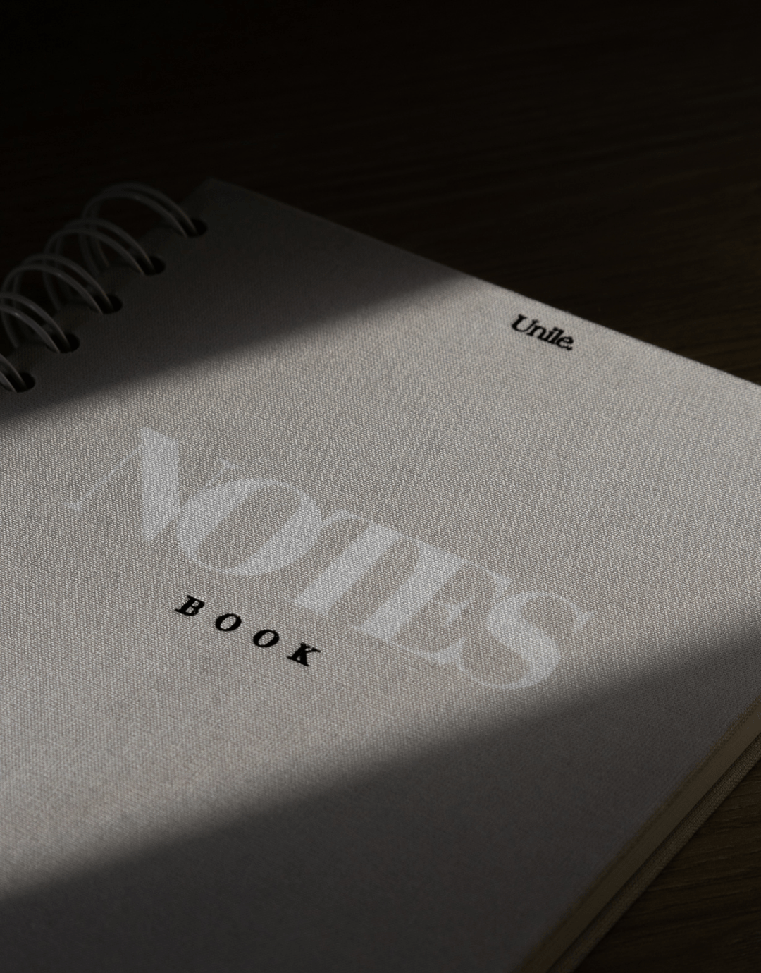 LE duo Notebook & Journal - unile.selfcare texture de la couverture du notebook en tissu et lettres gravées avec jeux d'ombres et de lumière