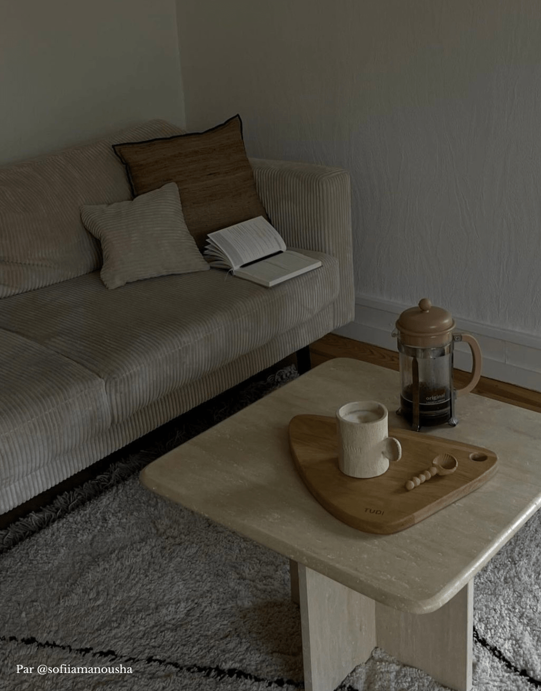Carnet journaling - unile.selfcare carnet de journaling ouvert sur canapé beige dans un intérieur cosy et chaleureux.