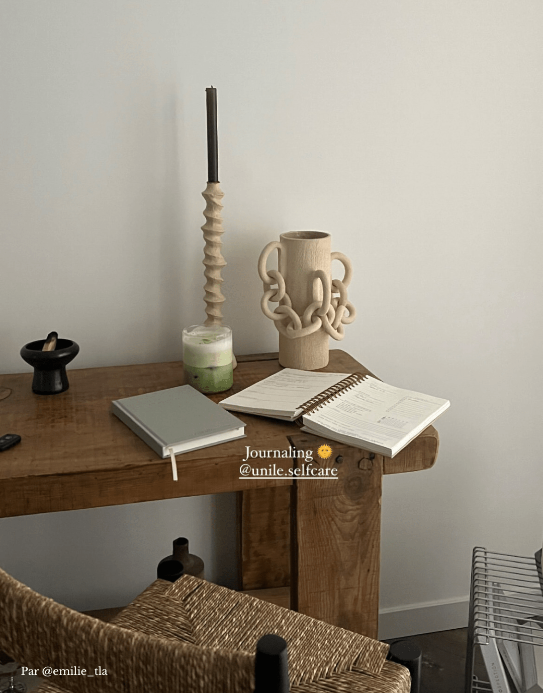 LE planner -version embossed - unile.selfcare planner féminin ouvert et carnet de journaling posées sur une table en bois à coté d'un verra de matcha latte, d'une bougie et d'un vase en céramique