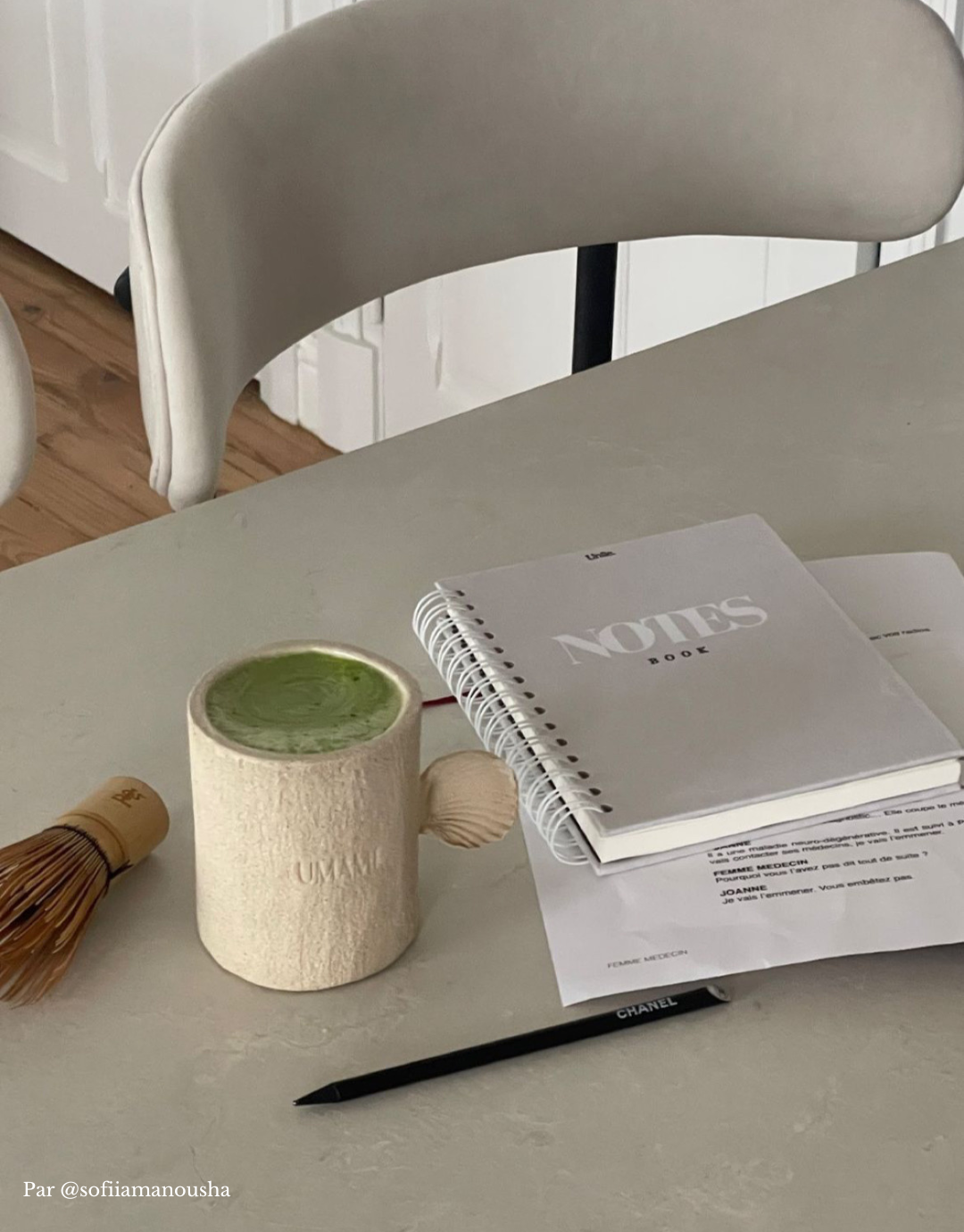Notebook spirales Unile par Sofiia Manousha - notebook posé sur une table à côté d'un matcha latte.