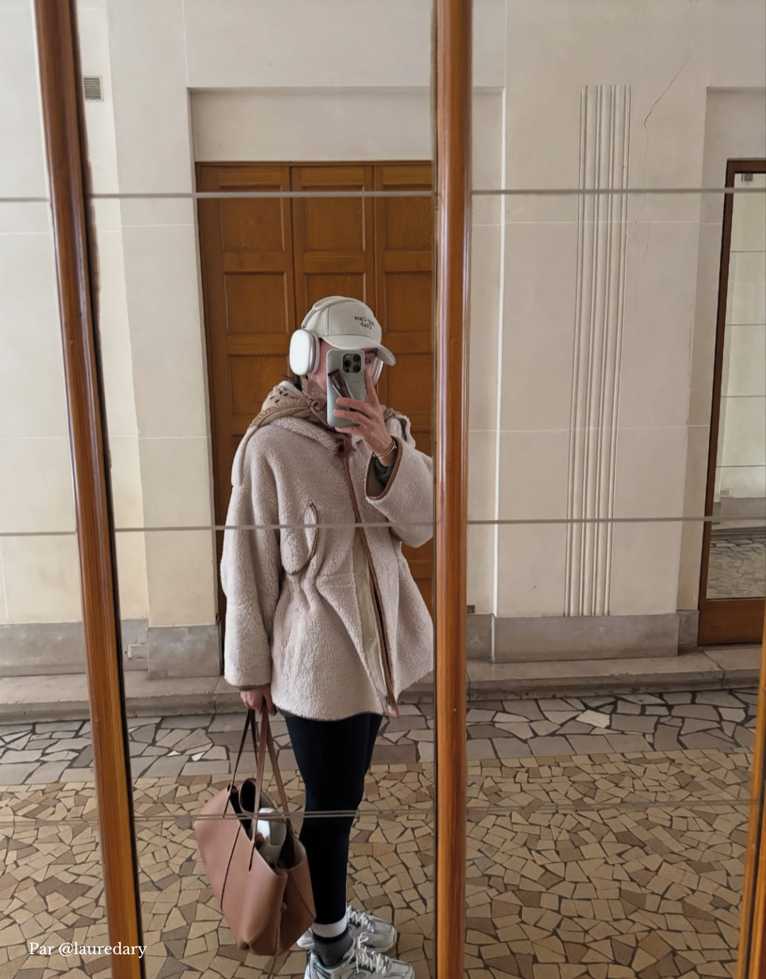 Casquette Self-care Club beige pour un look sporty-chic, avec le cabas Cyme Polène, les airpods Apple, legging et veste oversize.