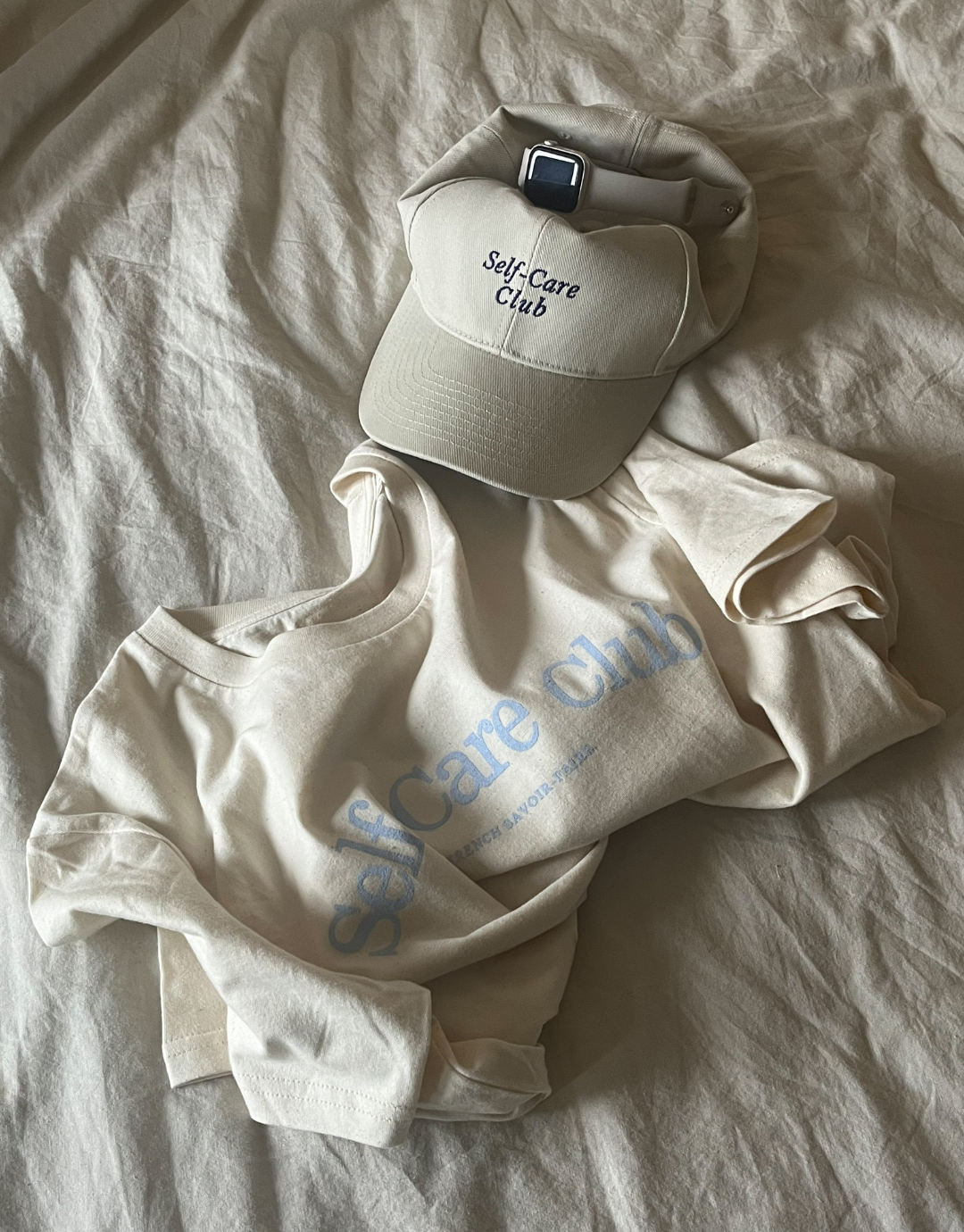 T-shirt et casquette Self-care Club pour femmes.